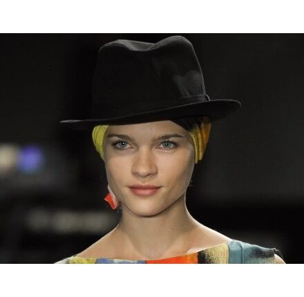 Увидено на Неделе Высокой моды: шляпа болеро в сочетании с шейным платком