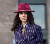 Стритстайл: Как носить шляпу цвета сливы