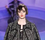 Миниатюрная челка, увидено на дефиле от Anna Sui