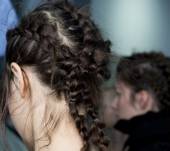 Перекрученные косы с дефиле от Simone Rocha: пошаговая инструкция