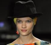 Увидено на Неделе Высокой моды: шляпа болеро в сочетании с шейным платком