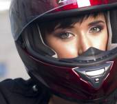 Как носить мотоциклетный шлем не во вред волосам